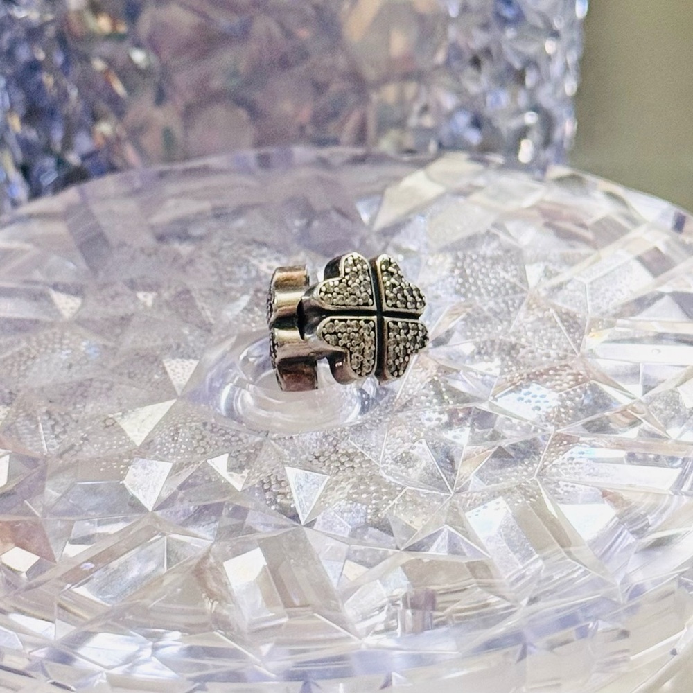 1 Authentic Pandora Petals of Love Clips Sparkling Clover Clear CZ (ONE ONLY)